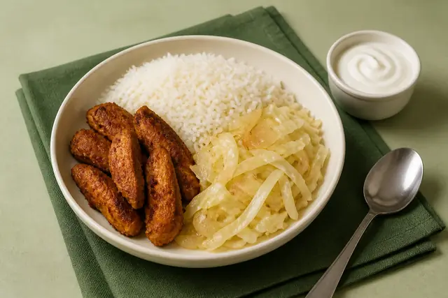Hähnchen-Gyros-Pfanne mit Reis, angerichtet (KI-generierte Illustration)