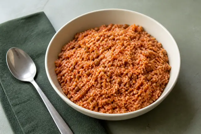 Linsen-Tomaten-Couscous, angerichtet (KI-generierte Illustration)
